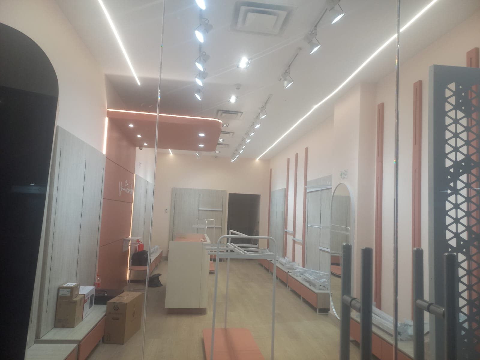 Fachada en vidrio templado